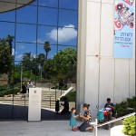 Expo "Jouer avec le vent", musée Ramat Aviv. בכניסה לסלון העפיפוני